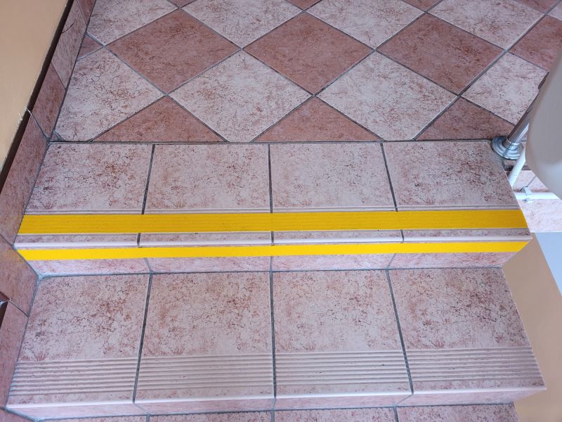 kontrastowe oznaczenie schodów kontrastowe oznaczenie schodów