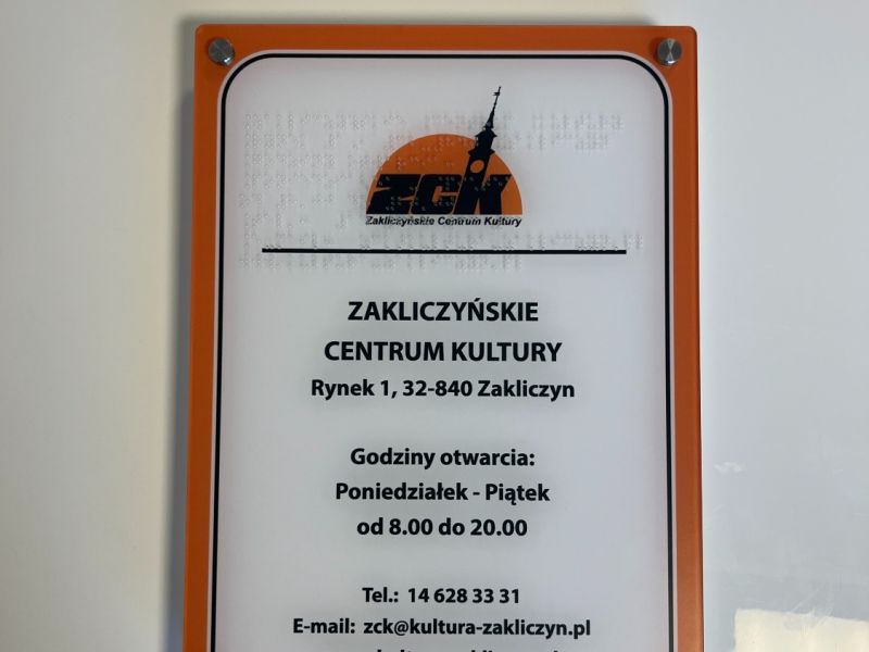 Tablica informacyjna z danymi adresowymi Zakliczyńskiego Centrum Kultury Tablica informacyjna z danymi adresowymi Zakliczyńskiego Centrum Kultury