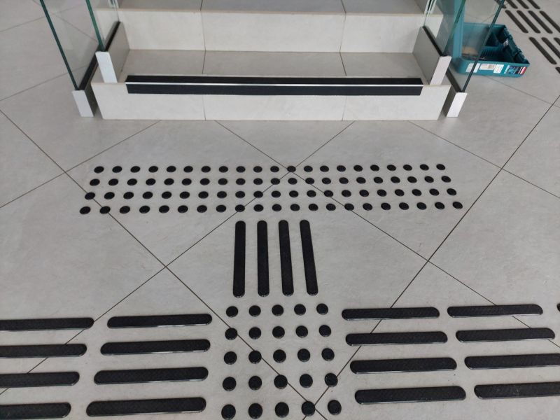 Pole uwagi i linie naprowadzające przy schodach Pole uwagi i linie naprowadzające przy schodach