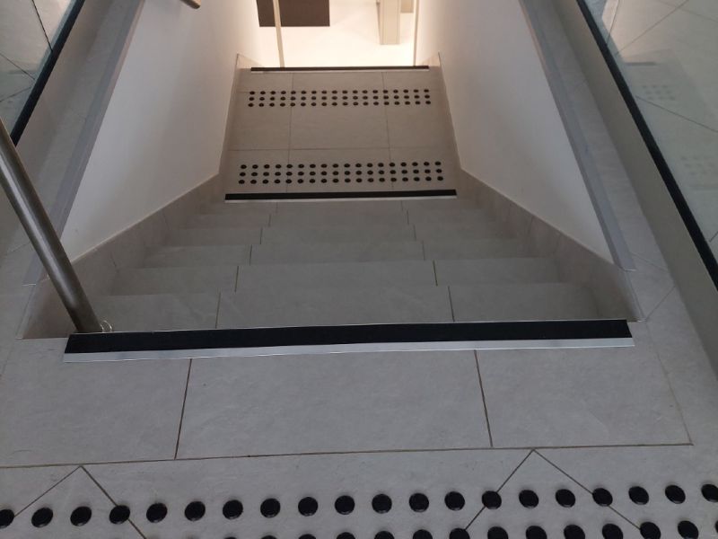 Pole uwagi i oznakowanie stopnia schodów Pole uwagi i oznakowanie stopnia schodów